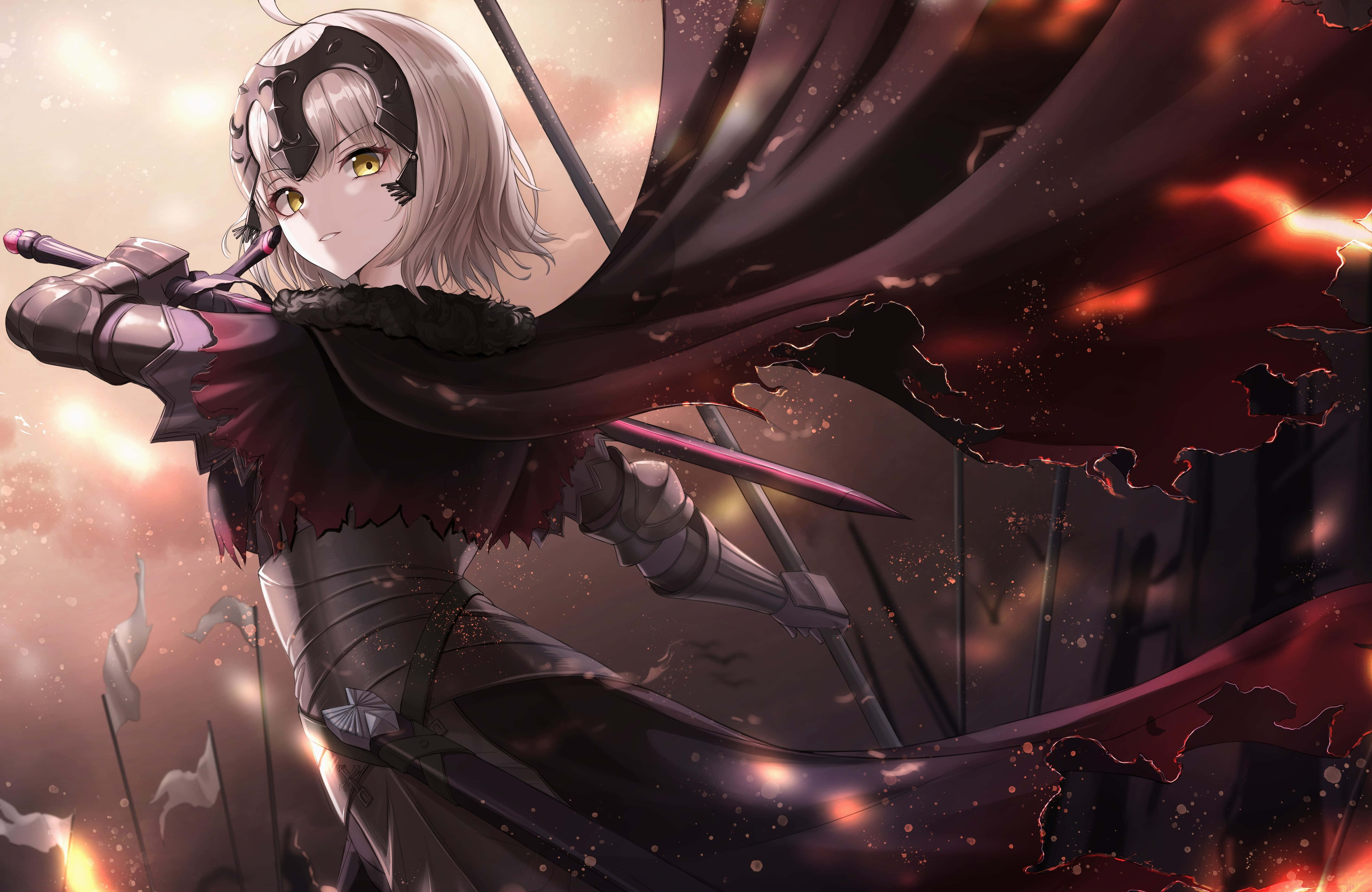 在《Fate Grand Order》中解鎖你的命運 壁紙 — 一位銀髮動漫戰士身穿暗色盔甲和飄逸斗篷，手持發光劍，以熾熱戰場為背景，蓄勢待發。