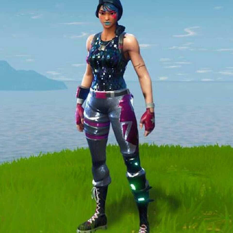 Fortnite角色穿著色彩繽紛的服裝站在海邊草地上