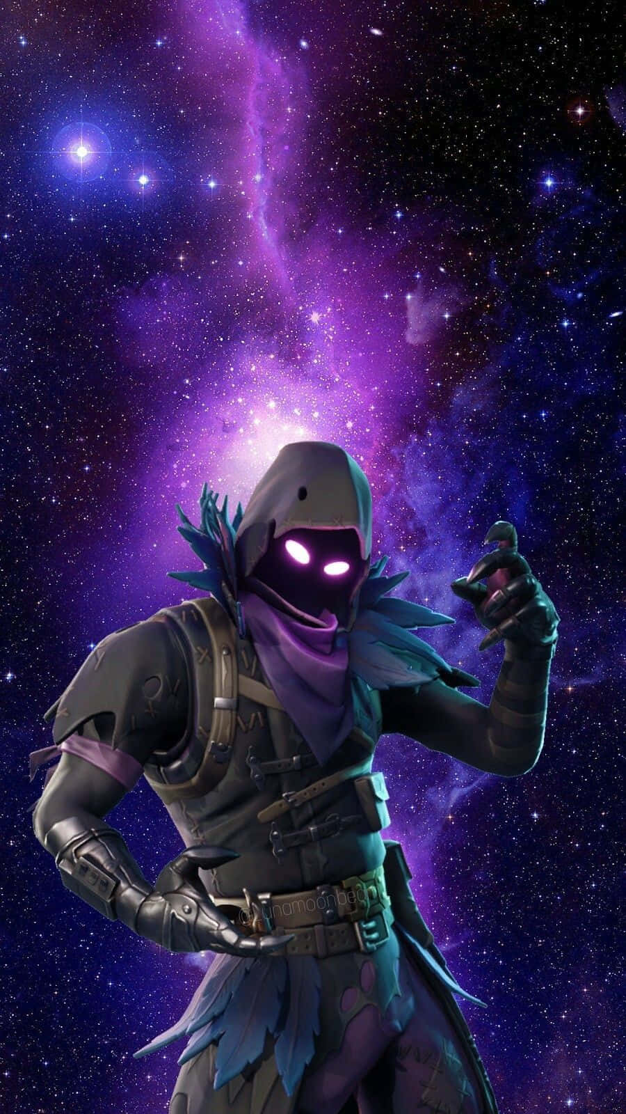 在《Fortnite》中扮演烏鴉，體驗激烈刺激的遊戲樂趣。 壁紙 — 一個戴著兜帽的Fortnite角色，擁有發光的紫色眼睛，站在充滿星星的鮮豔紫色星雲前。