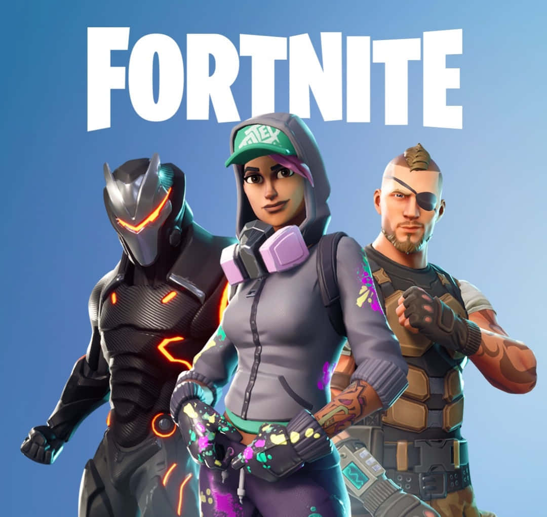 三個穿著色彩繽紛服裝的 Fortnite 遊戲角色在藍色背景前擺姿勢。