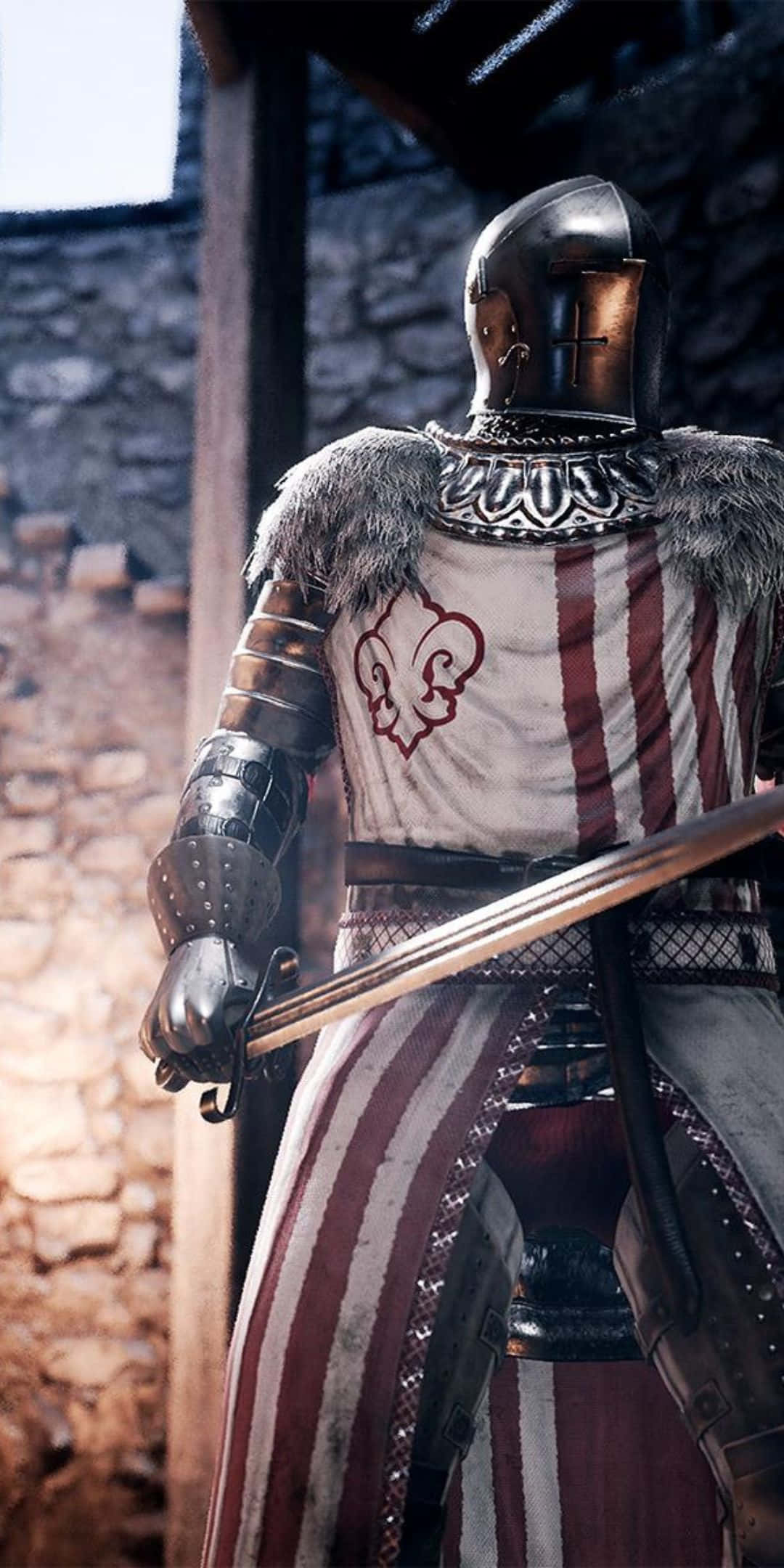 在 Google Pixel 3 上以高品質玩《Mordhau》 壁紙 — 一位身穿精細盔甲、帶毛領和紅色鳶尾花徽章的騎士，手持劍，以石牆為背景站立。