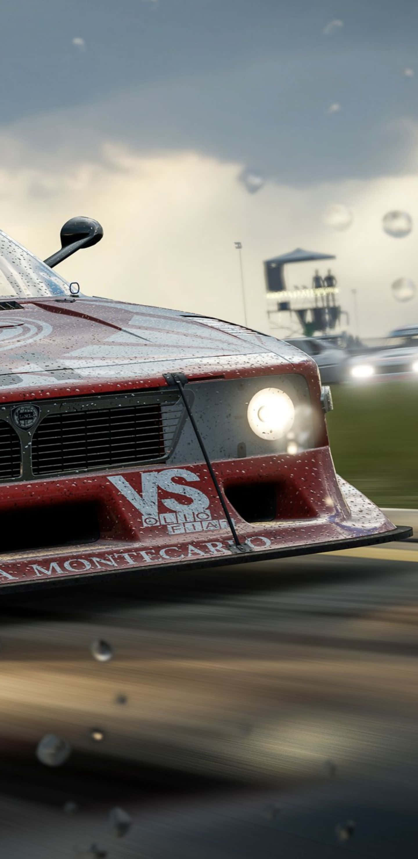 在 Google Pixel 3XL 與 Forza Motorsport 7 的世界中迷失於賽車激情 壁紙 — 一輛紅色賽車在雨中飛馳，鏡頭上有水滴，賽道運動模糊。