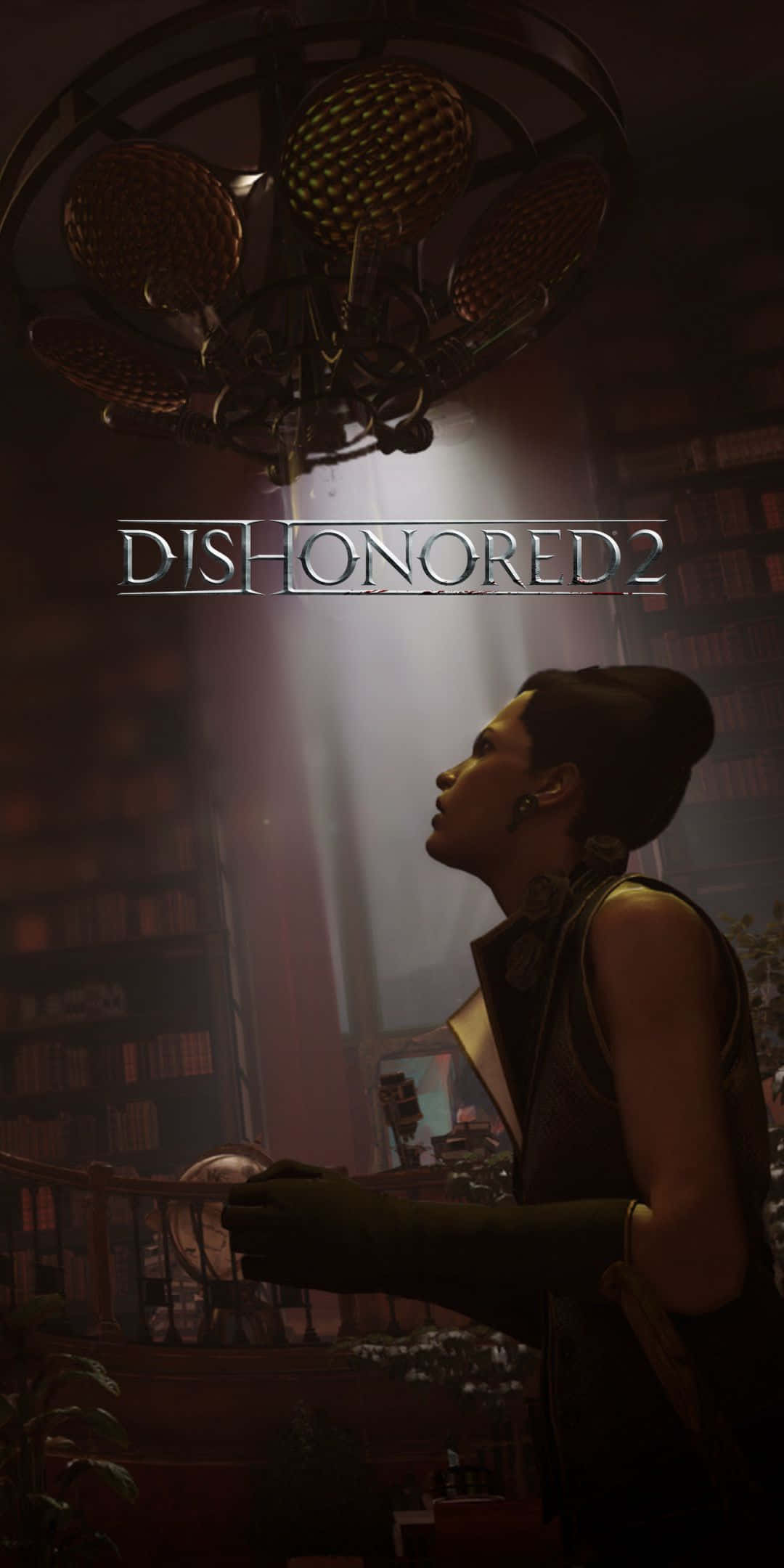 在 Google Pixel 3 上欣賞《Dishonored 2》的絢麗風景 壁紙 — 一位女士在燈光昏暗的圖書館中仰望華麗的吊燈，溫暖的光線從她身後的窗戶透進來。