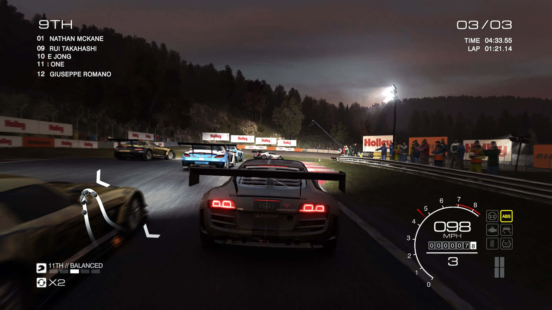 在 Grid Autosport 中駕馭巴塞隆納街頭 壁紙 — 從銀色跑車後方觀看的賽車遊戲視角，在夜間穿越黑暗森林賽道，帶有發光的尾燈和螢幕上的HUD元素。