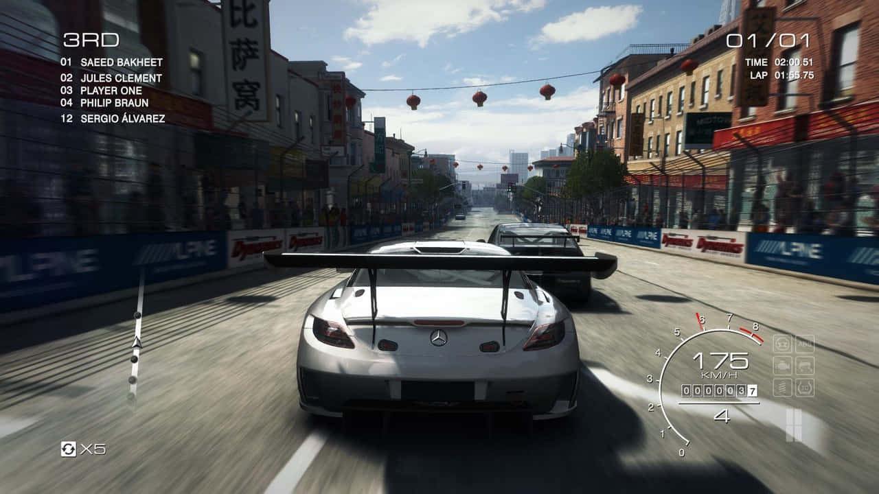 在《Grid Autosport》中衝向終點線 壁紙 — 一輛白色賽車在陽光明媚的城市街道上飛馳，街道兩旁有建築物和紅色燈籠，這是一場高風險的比賽。