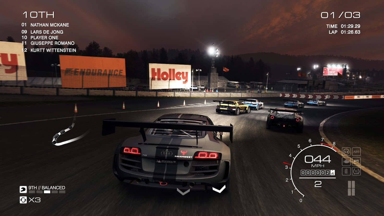 在 Grid Autosport 中展現你的賽車技巧 壁紙 — 一輛灰色奧迪賽車在黑暗的天空下，穿過夜間賽道，尾燈閃爍，廣告牌亮起。