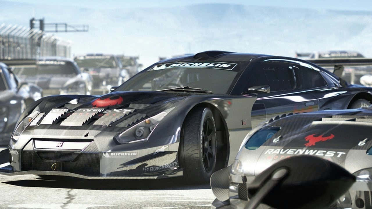 在《Grid Autosport》中與自己競速 壁紙 — 一輛時尚的黑色賽車，帶有碳纖維細節和米其林品牌，在陽光明媚的賽道上佔據主導地位，背景中有其他競爭對手。