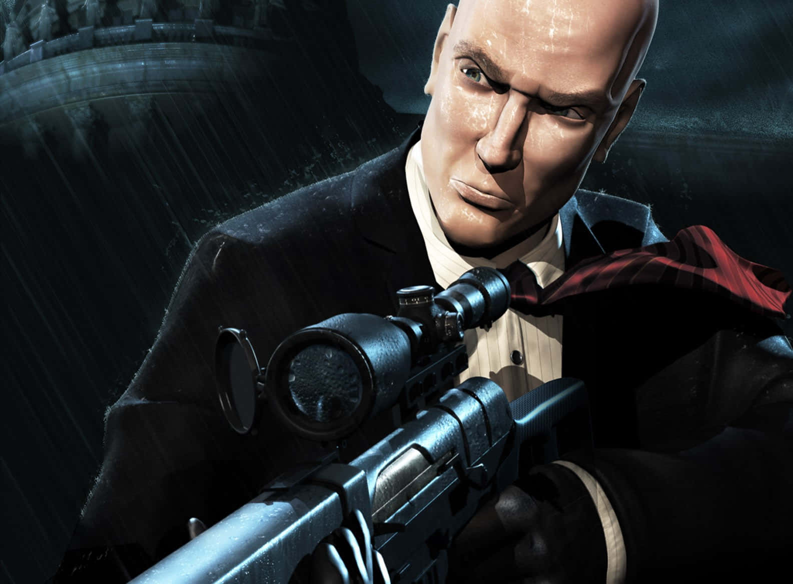 在《Hitman 2》中成為完美刺客 壁紙 — 一個光頭刺客身穿黑色西裝，在傾盆大雨中手持狙擊步槍，背後是黑暗的城市景觀。