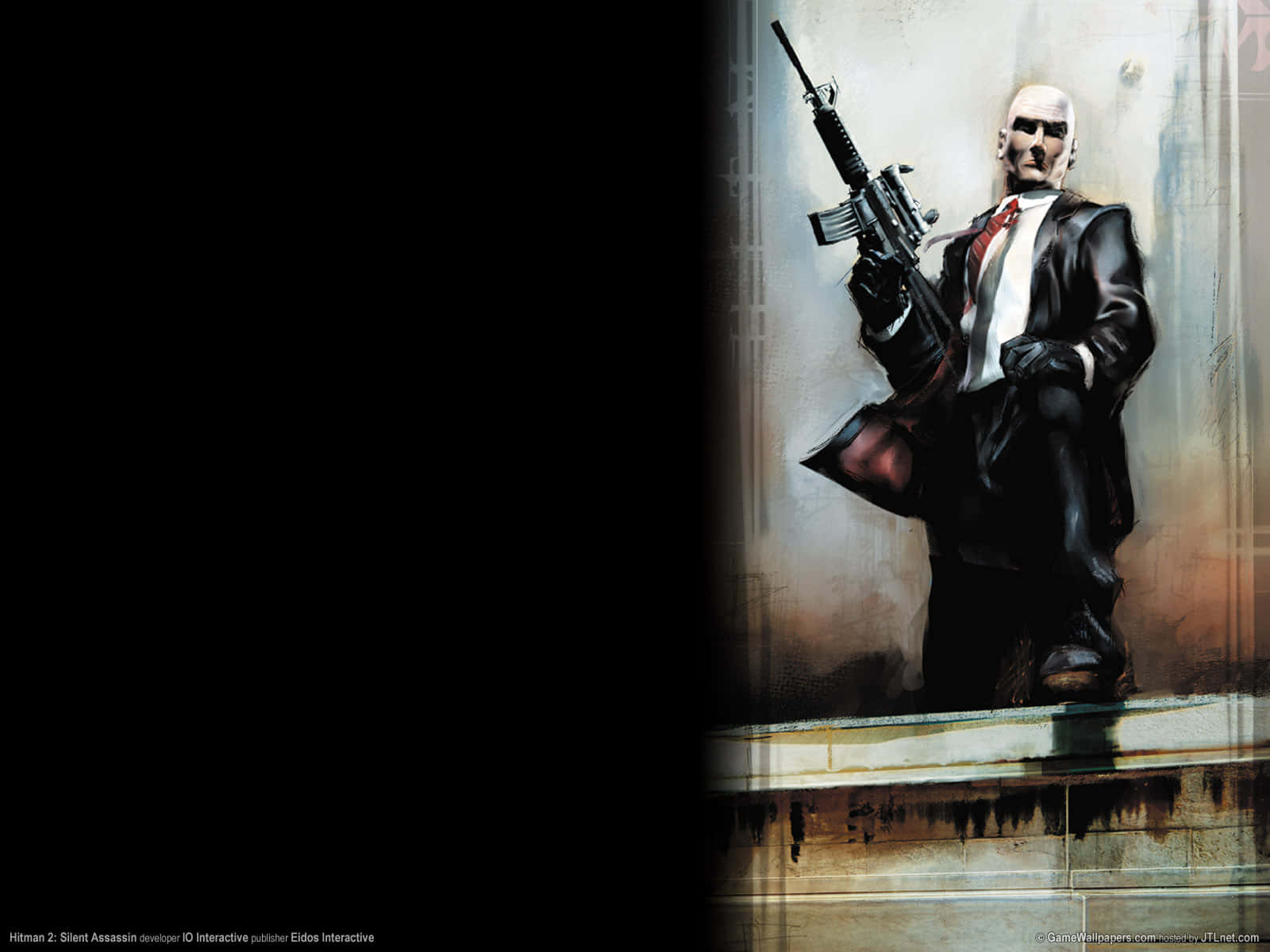 在《Hitman 2》中策劃完美暗殺 壁紙 — 一個光頭刺客穿著黑色西裝和紅色領帶，站在石頭壁架上，手持突擊步槍，背景是粗糙的城市景觀。