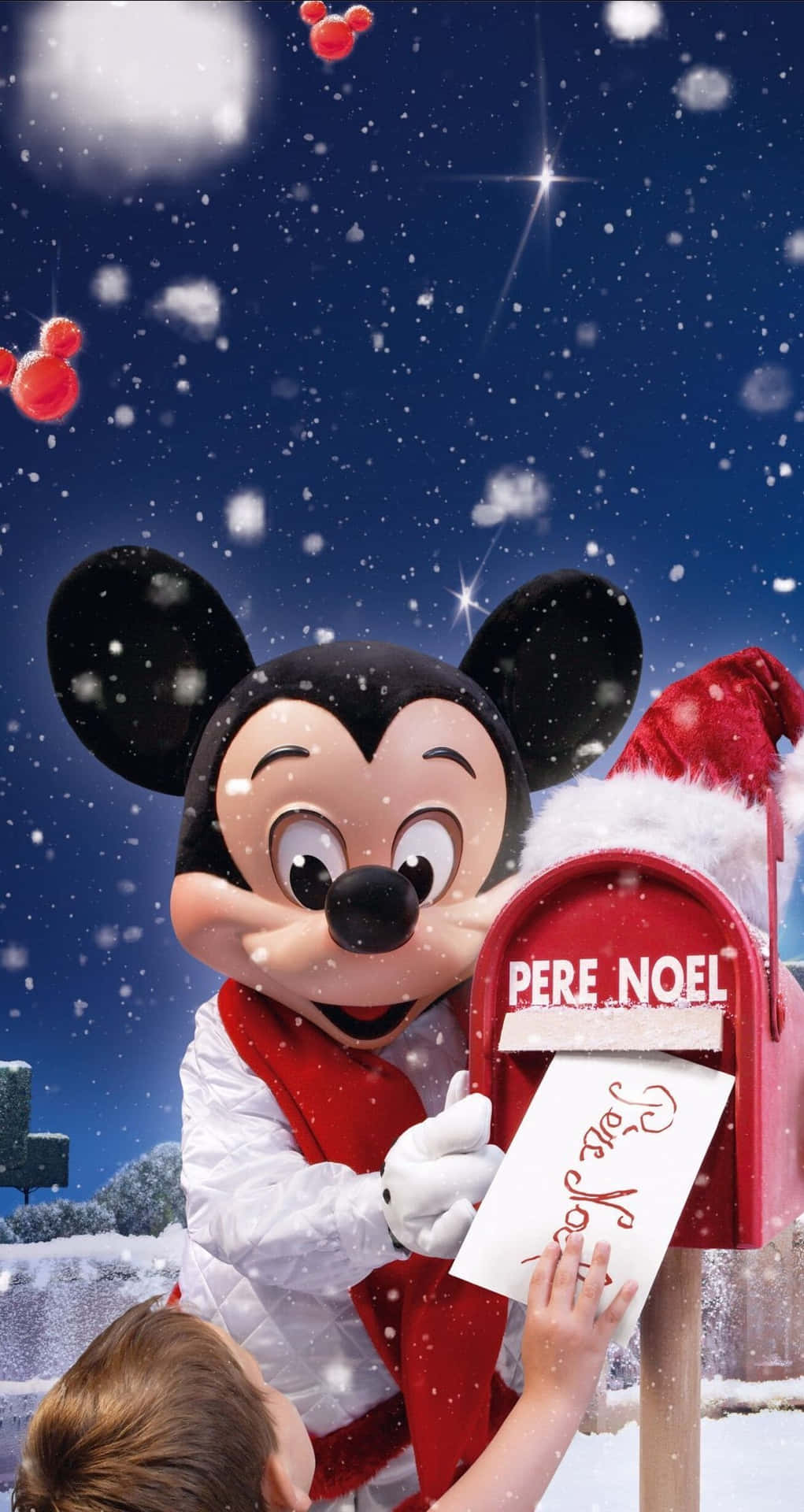 戴聖誕帽的米奇老鼠在雪中將信送到Pere Noel郵筒。