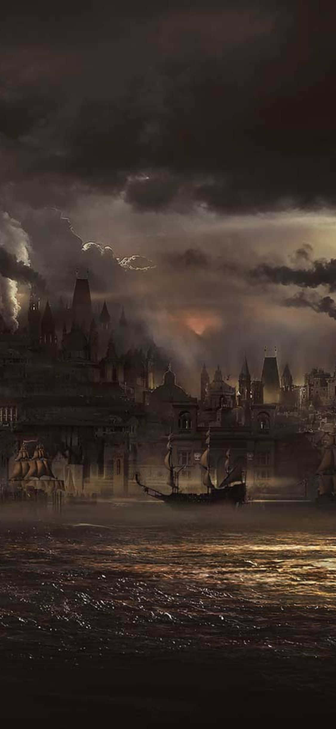 在 iPhone X《Greedfall》中探索新世界 壁紙 — 陰暗風暴中的城市景觀，哥德式尖塔與船隻在霧氣瀰漫的河上，天空陰沉。
