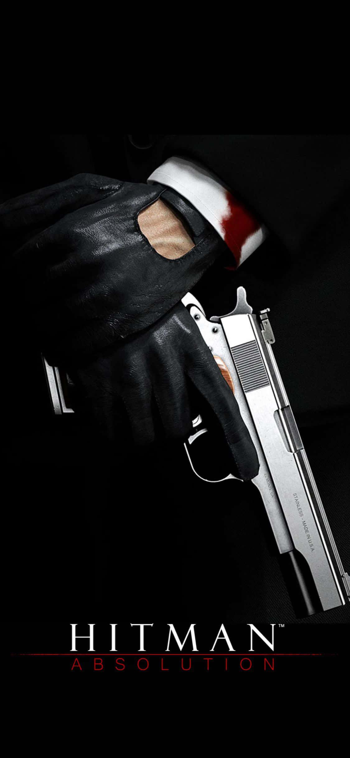 在 iPhone X 上升級《Hitman Absolution》遊戲體驗 壁紙 — 戴手套的手握著銀色手槍，黑色背景，袖口有血，下方有遊戲標題。