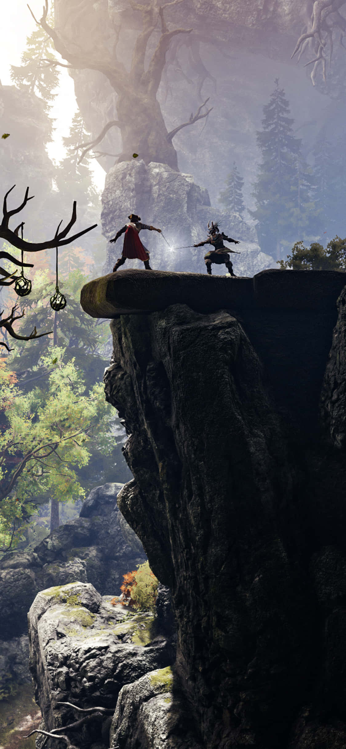 在 iPhone X 上沉浸於《Greedfall》的迷人世界 壁紙 — 兩名戰士在霧氣籠罩的森林懸崖邊緣交鋒，周圍有古樹和懸掛在光禿樹枝上的發光球體。