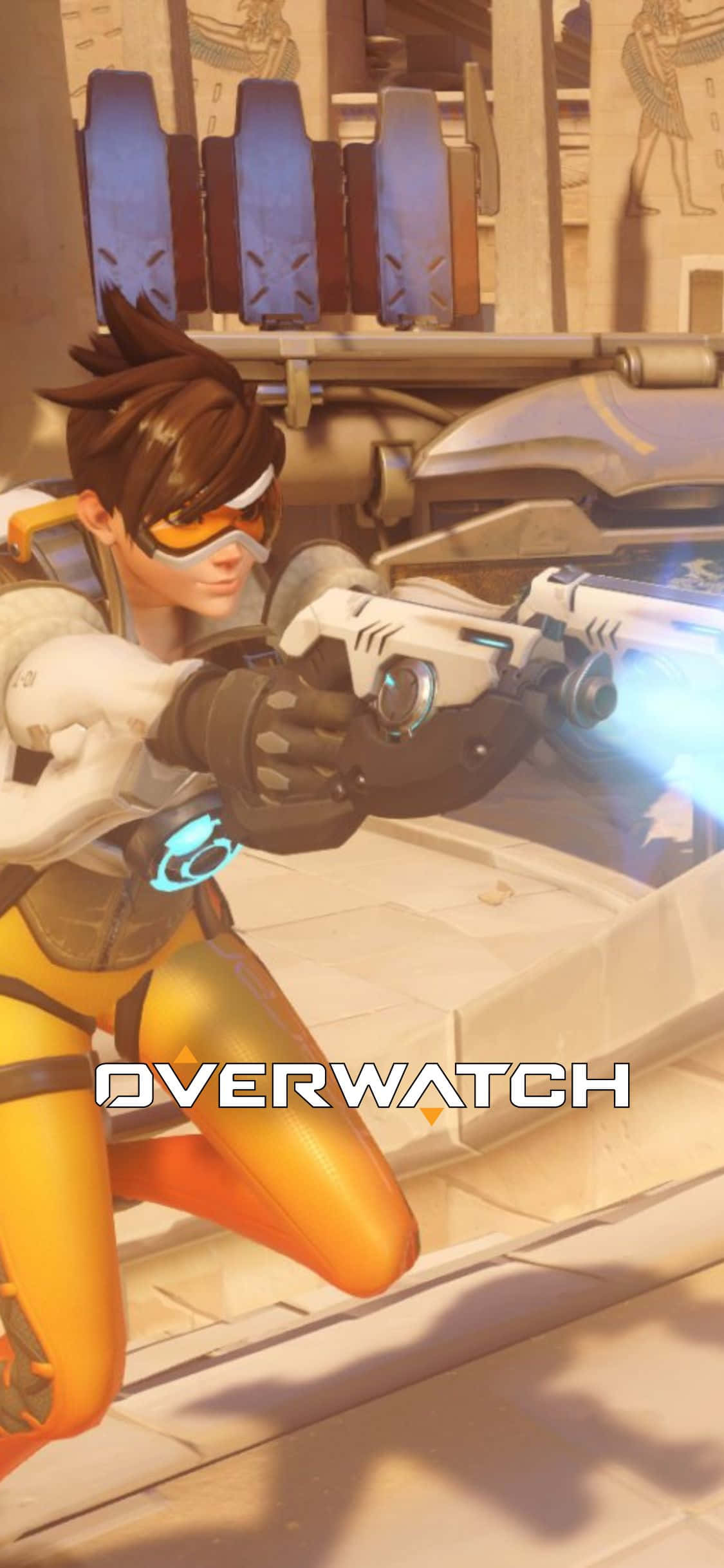 在 iPhone X 上準備好迎接 Overwatch 的挑戰吧！ 壁紙 — 一位身穿橙色和白色裝備的女性《鬥陣特攻》英雄，在陽光照耀的石頭廢墟中低蹲著瞄準一把發光的手槍。