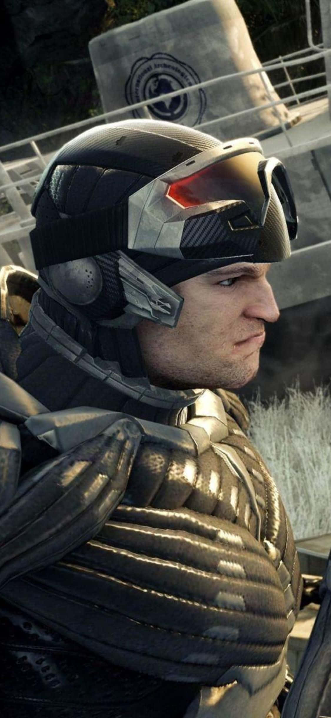 在 iPhone X 上生存於激烈的 Crysis 3 遊戲 壁紙 — 一名身穿未來裝甲、戴著發光紅色護目鏡的士兵，站在粗獷的工業環境中。