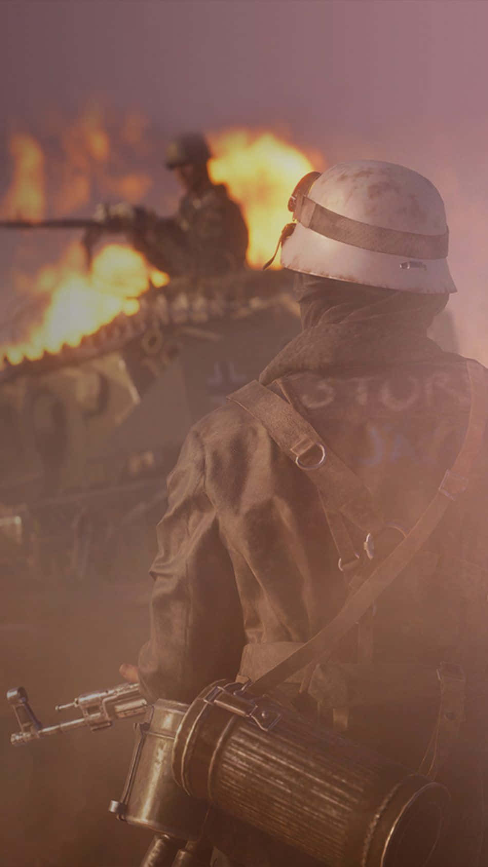 在 iPhone X 上體驗《Total War: Attila》的歷史戰爭策略 壁紙 — 戴頭盔的士兵在煙霧中前進，背景是燃燒的坦克，戰爭混亂中一片火海。