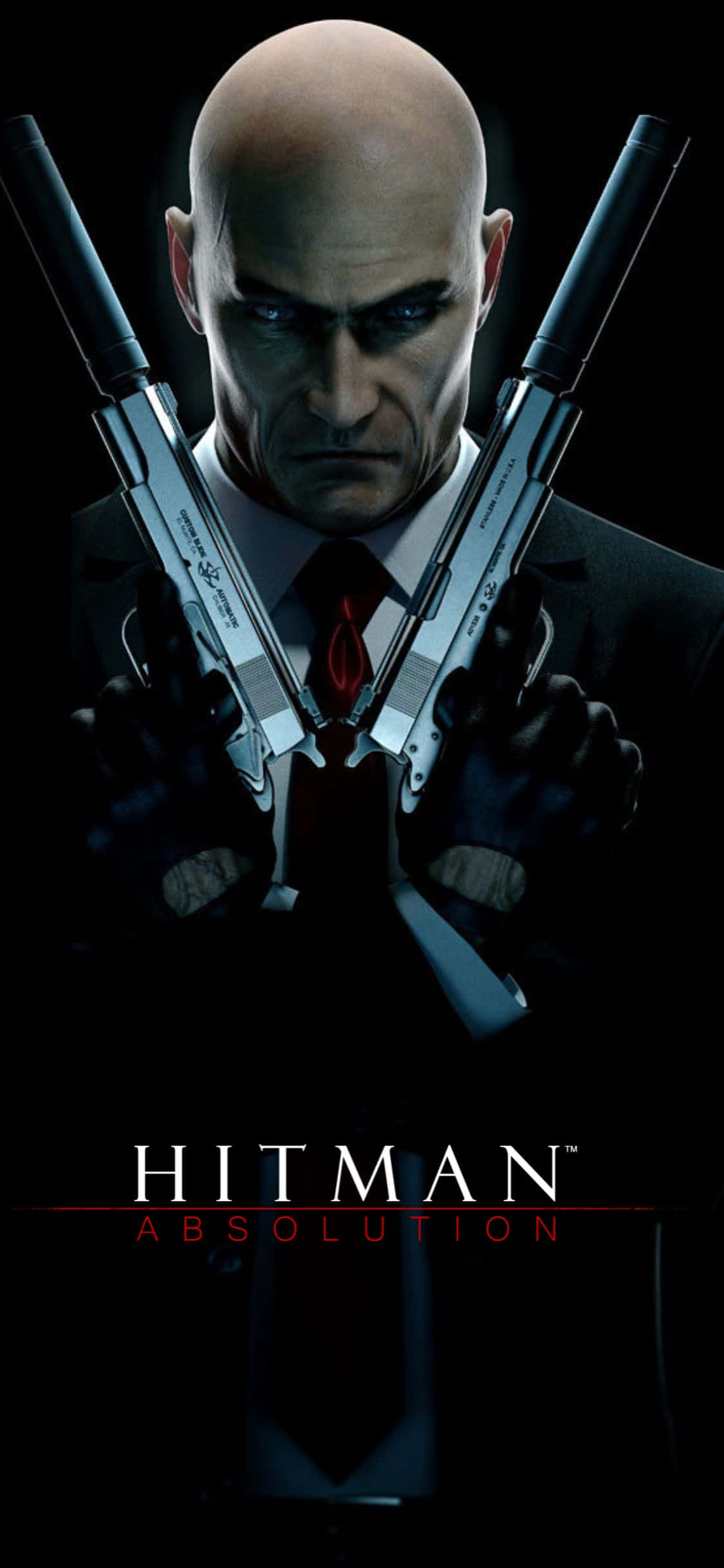 在 iPhone X 上體驗刺客與詭計的沉浸世界《Hitman Absolution》 壁紙 — 一個光頭殺手穿著西裝，在黑色背景前將兩把手槍交叉在胸前。