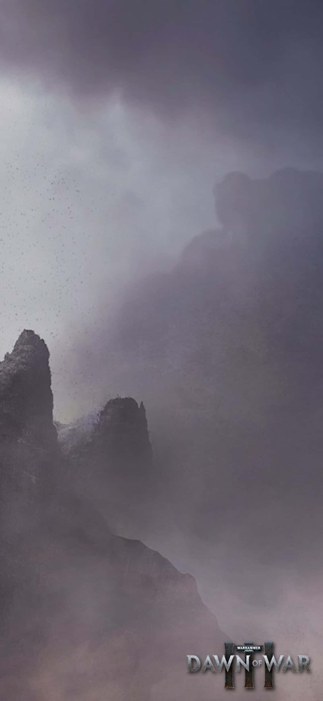 在 iPhone X《戰錘40K：戰爭黎明III》體驗真實戰略 壁紙 — 在戰鎚40k場景中，霧氣繚繞的紫色山脈在陰沉天空下穿過旋轉的迷霧升起。