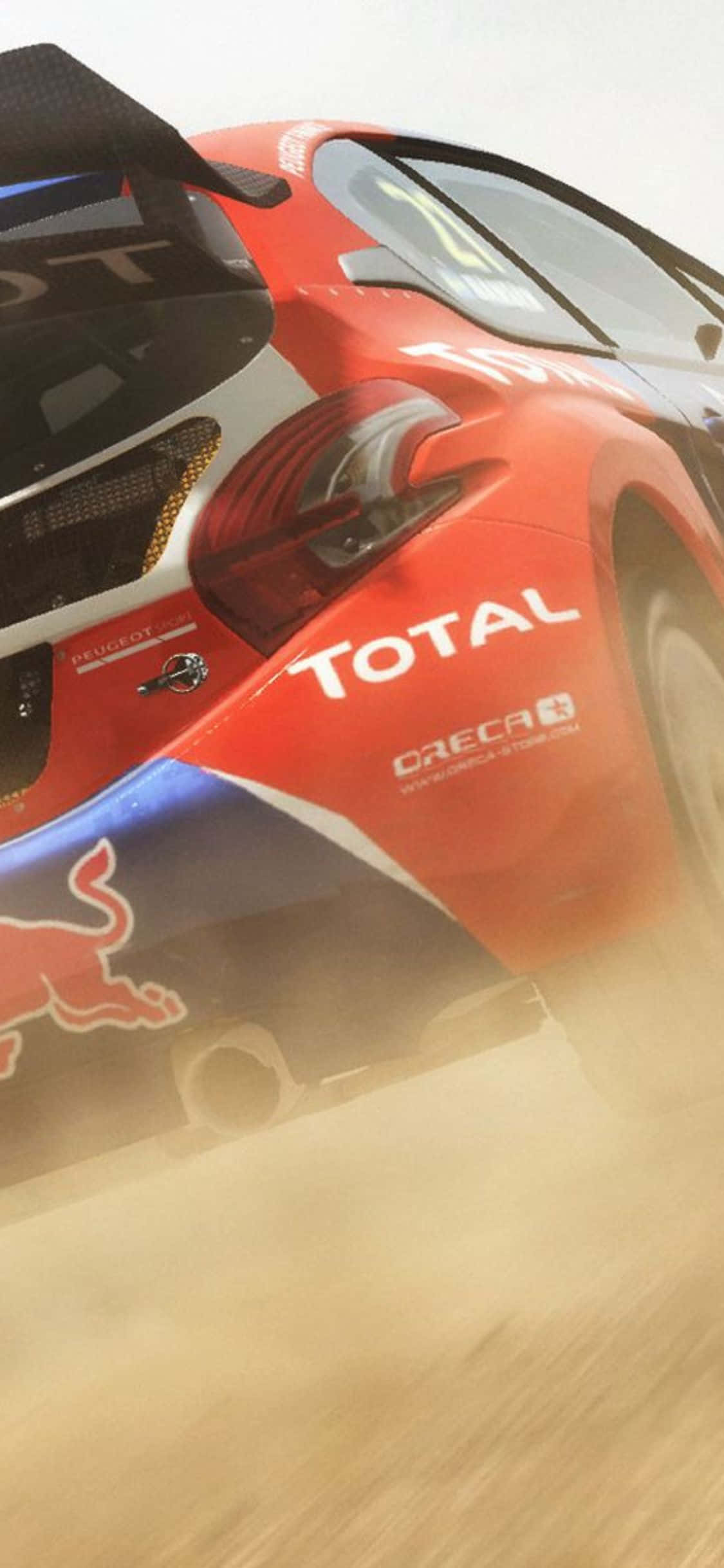 在 iPhone X 旁挑戰《Dirt Rally》的極限 壁紙 — 一輛帶有Total和Red Bull標誌的紅色拉力賽車在塵土飛揚的地形中疾馳，揚起沙塵，呈現動態模糊效果。