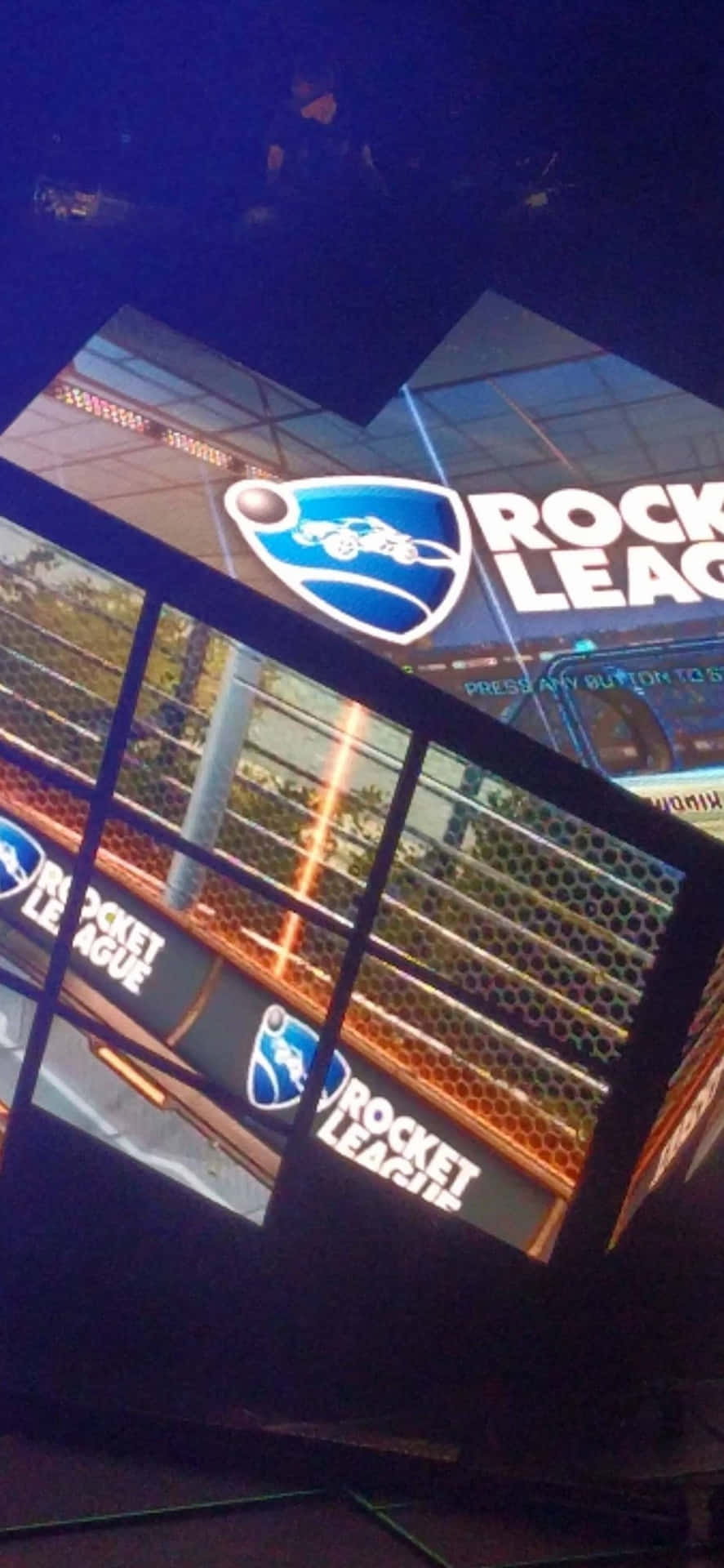 在遊戲活動中，大型屏幕上顯示的Rocket League標誌和彩色燈光。