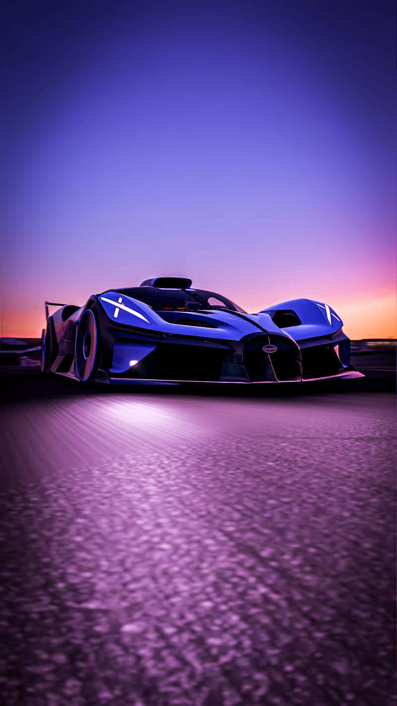 在 iPhone XS Max 上駕駛《Project Cars 2》 壁紙 — 一輛未來感十足的藍色超跑在紫色日落天空下，於反射賽道上閃耀發光。
