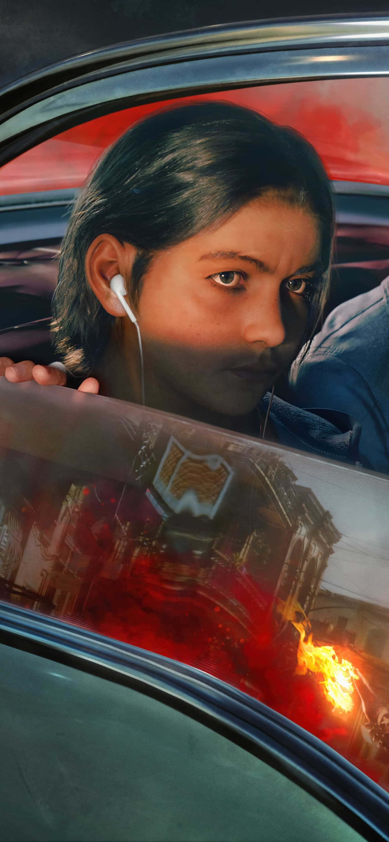 在 iPhone Xs Max 上以高畫質體驗《孤島驚魂5》 壁紙 — 一個戴著耳機的年輕人從車窗凝視著外面，熾熱的紅色城市燈光反射在玻璃上。
