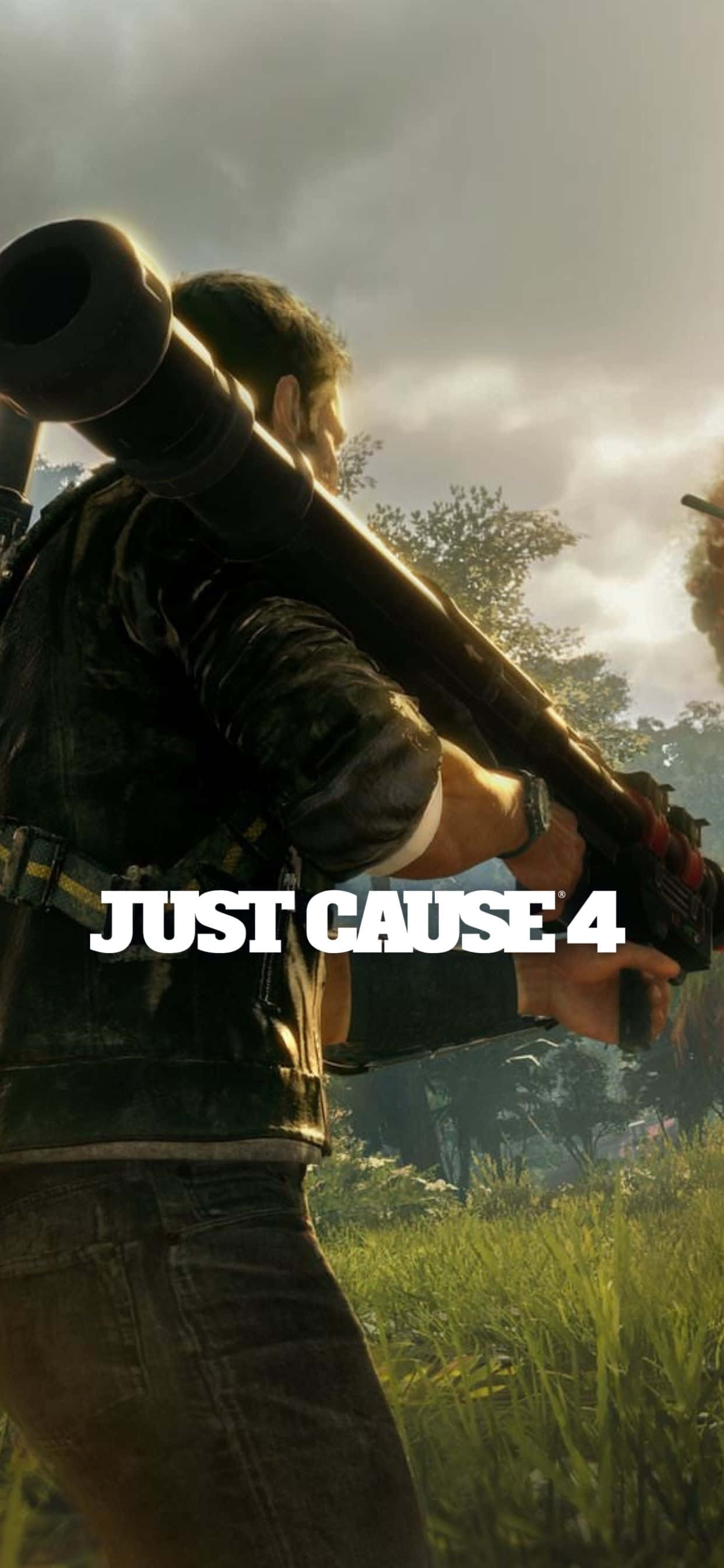 在 iPhone Xs Max 上探索 Just Cause 4 的動作-packed世界 壁紙 — 一名身穿皮褸的士兵，在陽光普照、有樹木的草地上，攜帶火箭炮走過，天空多雲。