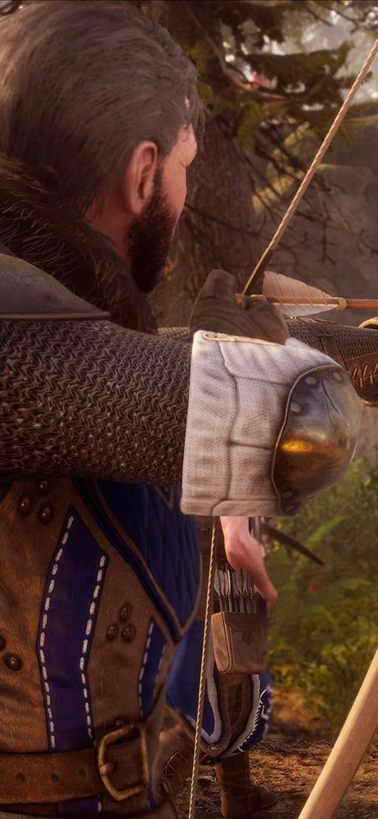 在 iPhone Xs Max 上體驗《Mordhau》的激烈遊戲樂趣 壁紙 — 一位留鬍子的弓箭手身穿鎖子甲和皮甲，在陽光明媚的森林空地上拉弓。