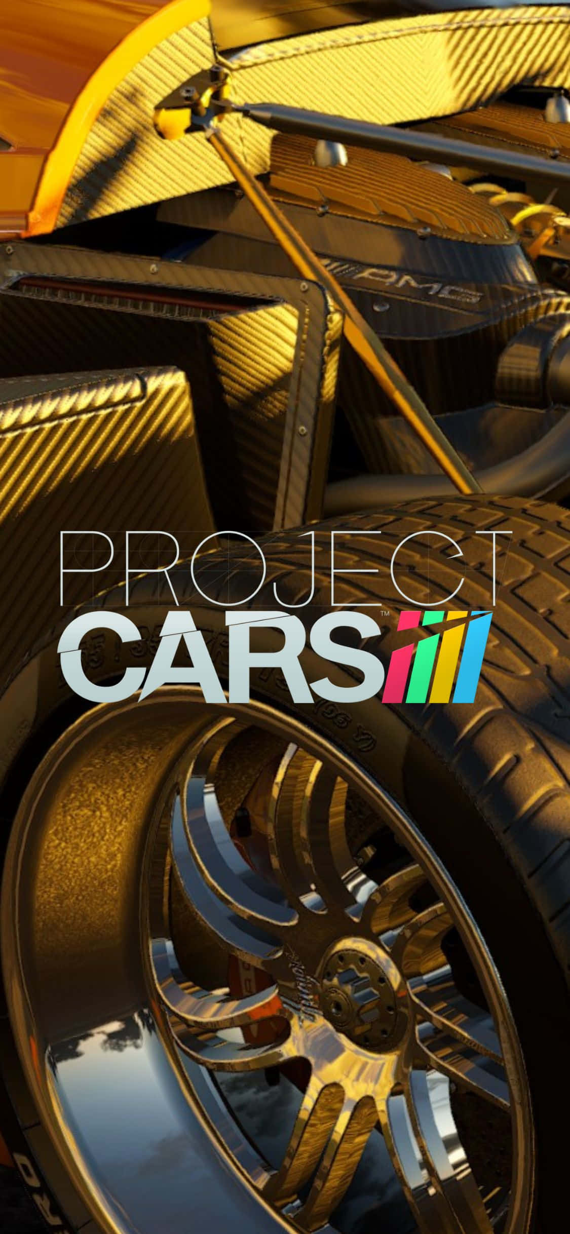 在 iPhone XS Project Cars 中衝向終點 壁紙 — 高性能賽車的碳纖維引擎艙和閃亮合金輪轂在金色陽光下的特寫。