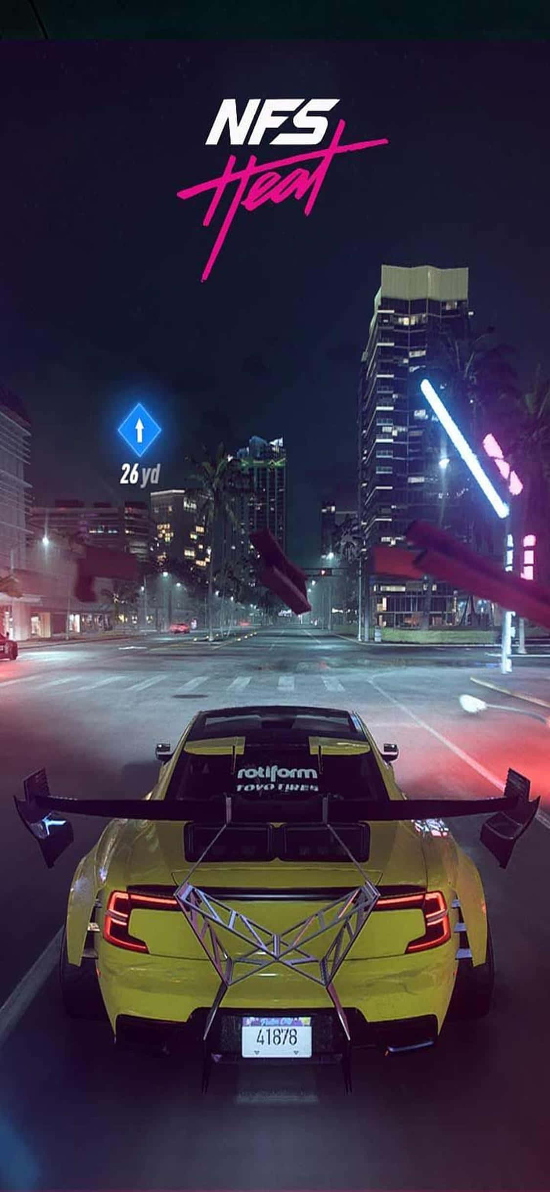 在 iPhone XS 上享受《Need for Speed Heat》的驚心刺激之旅 壁紙 — 一輛黃色賽車配備大型後擾流板，在NFS Heat的夜晚霓虹燈照亮城市街道上飛馳。