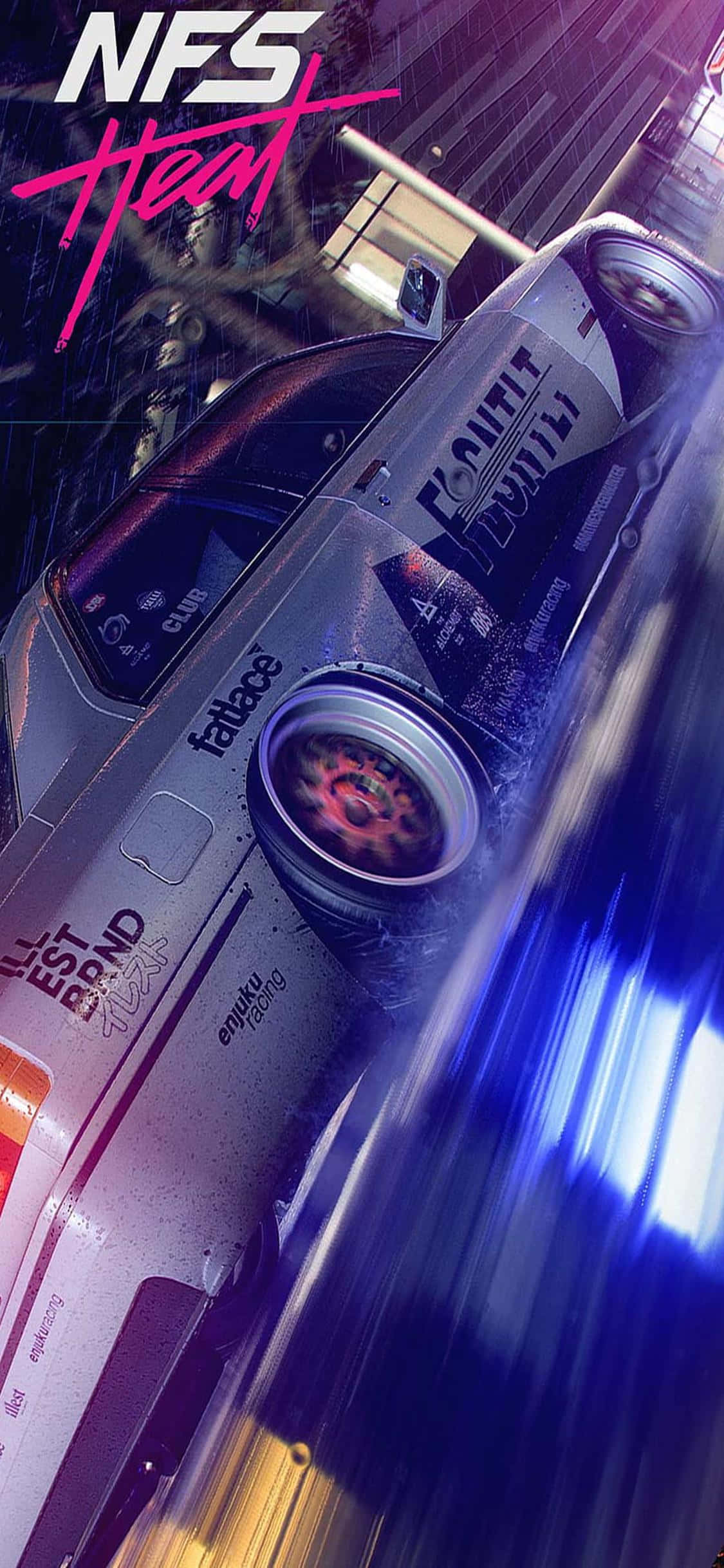 在 iPhone Xs 上全速駕馭《Need for Speed Heat》，衝向勝利 壁紙 — 一輛銀色賽車在霓虹燈光閃爍的城市隧道中疾馳，帶有動態模糊和發光的燈光效果。
