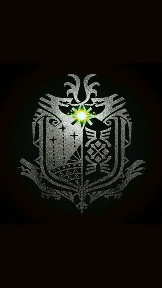 在 iPhone Xs 上暢遊《Monster Hunter World》世界 壁紙 — 一個發光的綠色星爆從複雜的銀色部落紋章中心射出，背景為黑色。