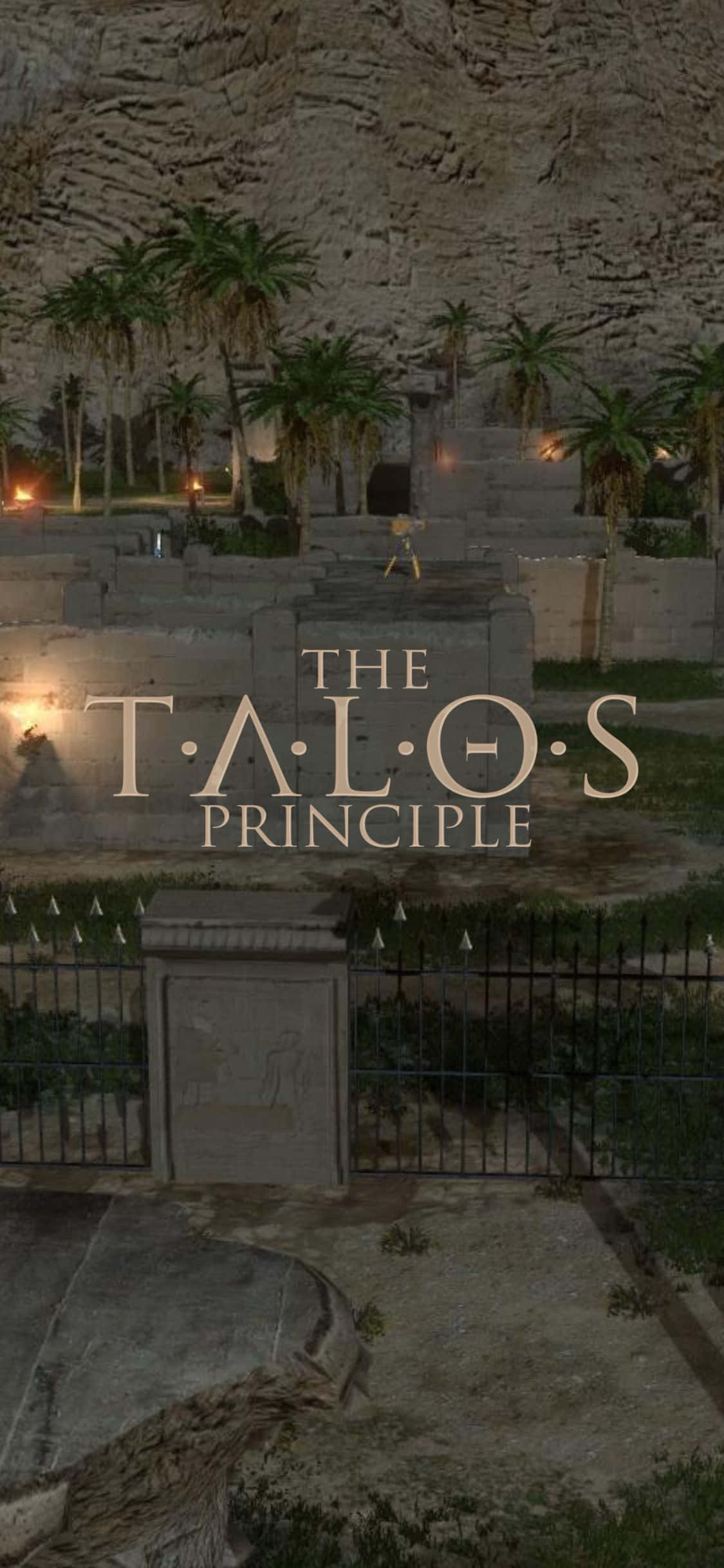在 iPhone XS 上遊玩《The Talos Principle》時欣賞風景 壁紙 — 夜晚岩石懸崖下，一個燈光昏暗的石頭庭院，種有棕櫚樹和古代遺跡。