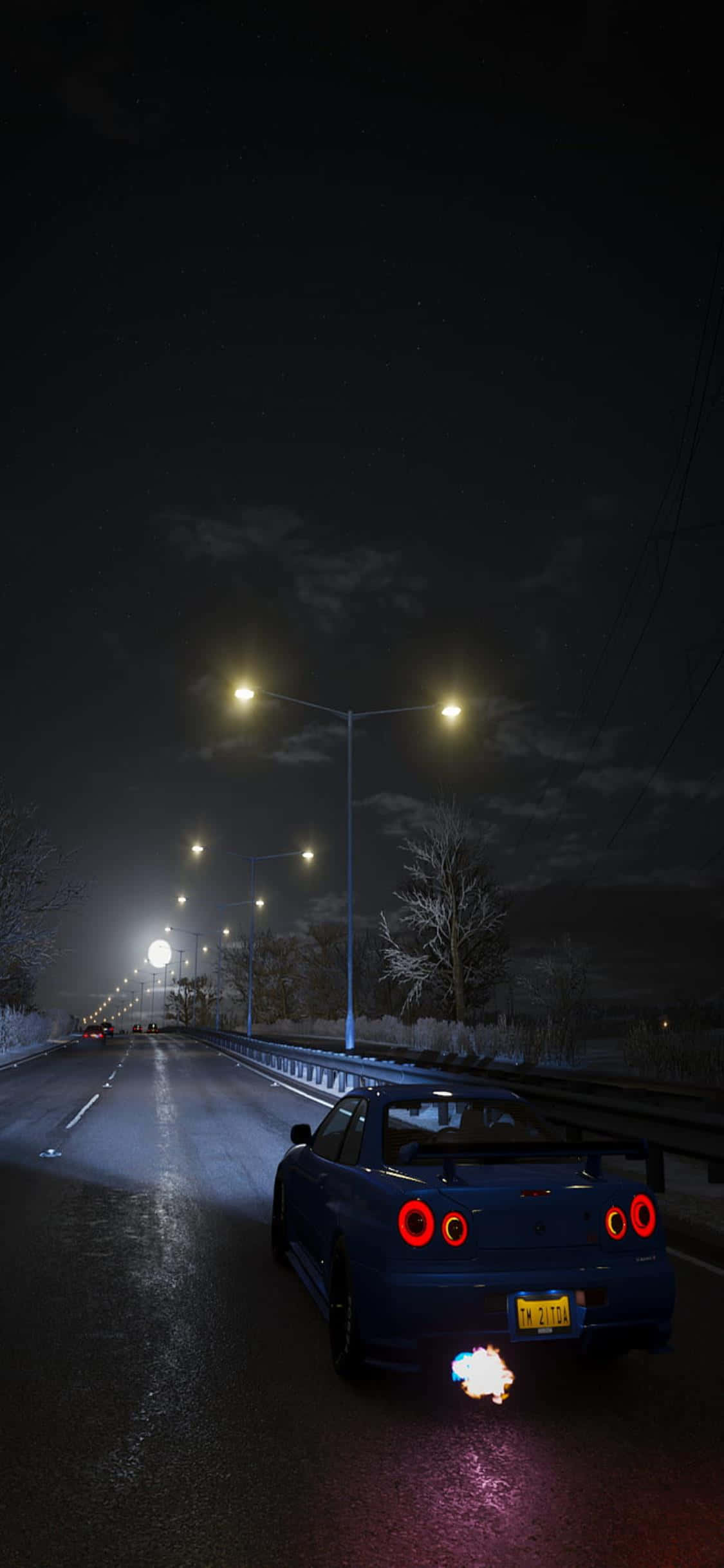 夜間街燈下，藍色跑車在積雪的高速公路上飛馳。