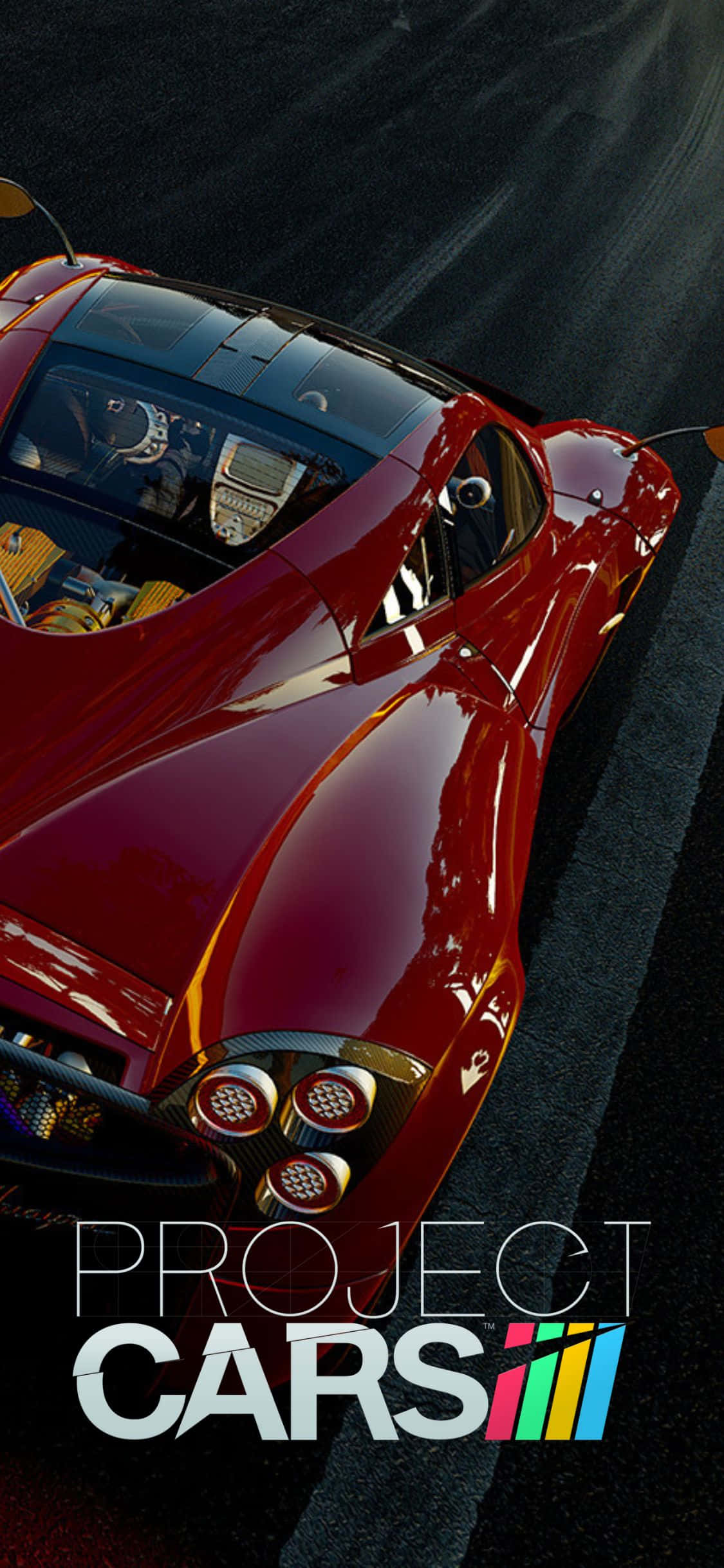 在 iPhone XS 上體驗 Project Cars，將遊戲提升至全新境界 壁紙 — 一輛光澤的紅色賽車在黑暗的瀝青賽道上飛馳，底部有「Project Cars」標誌。