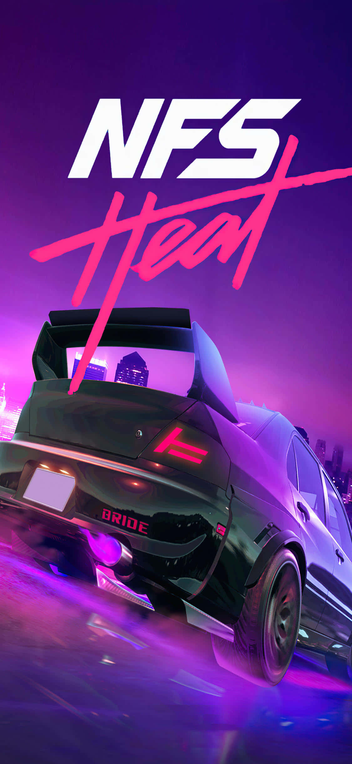 在 iPhone Xs 上體驗《Need for Speed Heat》的刺激與腎上腺素狂潮！ 壁紙 — 一輛時尚的黑色跑車，帶有發光的紫色排氣管和紅色尾燈，在充滿活力的紫色天空下，穿過霓虹燈閃爍的城市景觀飛馳。
