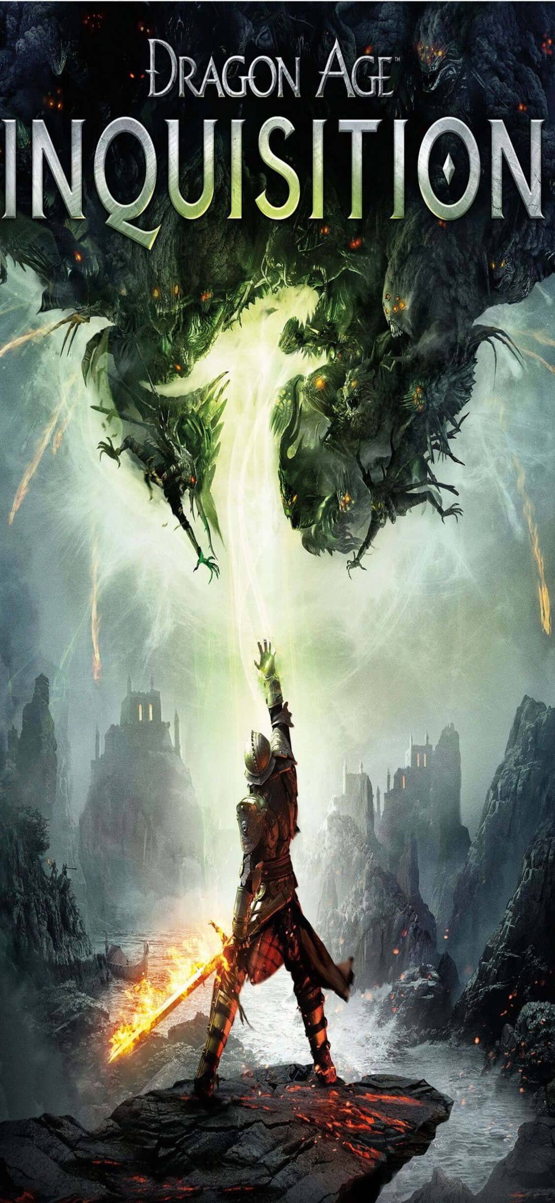 在 iPhone Xs 上體驗《龍 Age：審判》的激烈遊戲 壁紙 — 一位孤獨的戰士站在岩石露頭上揮舞著火焰劍，而一隻巨大的綠色龍在霧氣繚繞的山景中隱約出現。