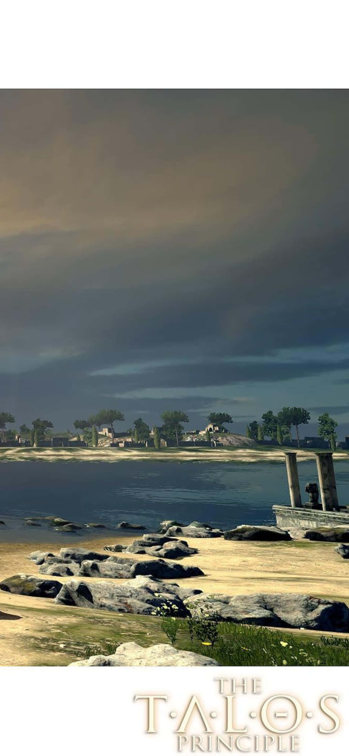 在 iPhone Xs 上體驗沉浸式世界《The Talos Principle》 壁紙 — 暴風雨的海岸場景，烏雲籠罩著平靜的海面和沙灘上的遠處建築物。