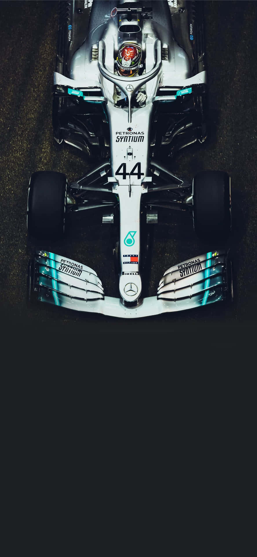 從上方俯瞰賽道上的F1賽車。