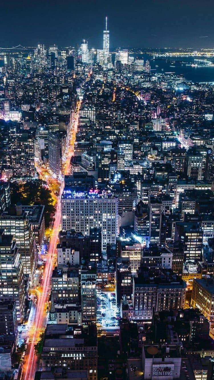 紐約市夜間空中照片，發光的建築物和繁忙的街道。
