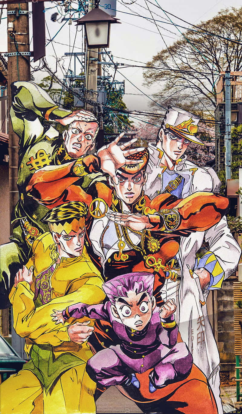在《JoJo的奇妙冒險》世界中，奇異的冒險正等待著你 壁紙 — 充滿活力的動漫角色以動感姿態聳立在雜亂的城市街道上，街道上有纏繞的電線和傳統燈籠。