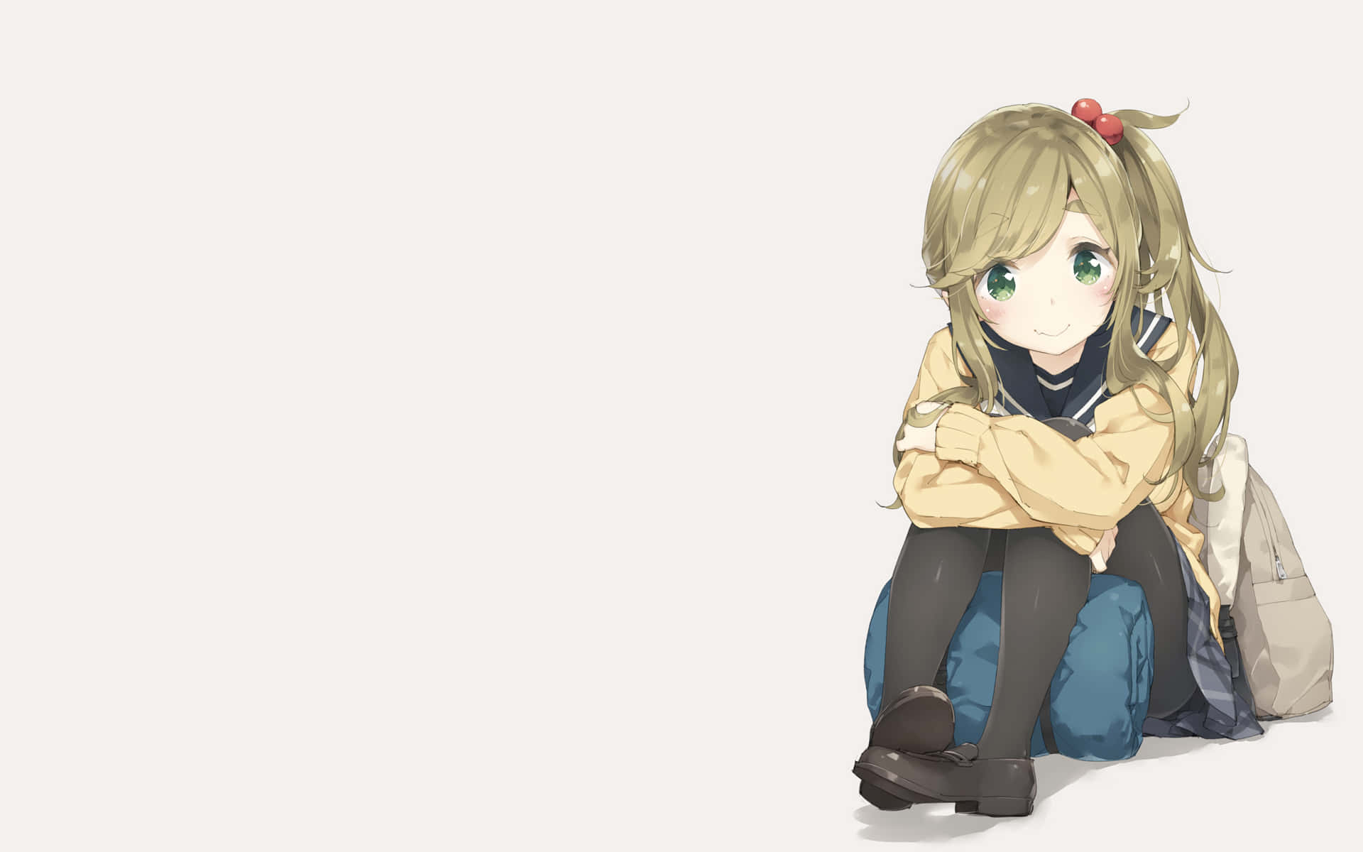 在 Laid Back Camp 湖畔悠閒度日 壁紙 — 一個開心的動畫女孩，金髮綠眼，盤腿坐在一個藍色袋子上，雙臂交叉，穿著黃色外套和校服。