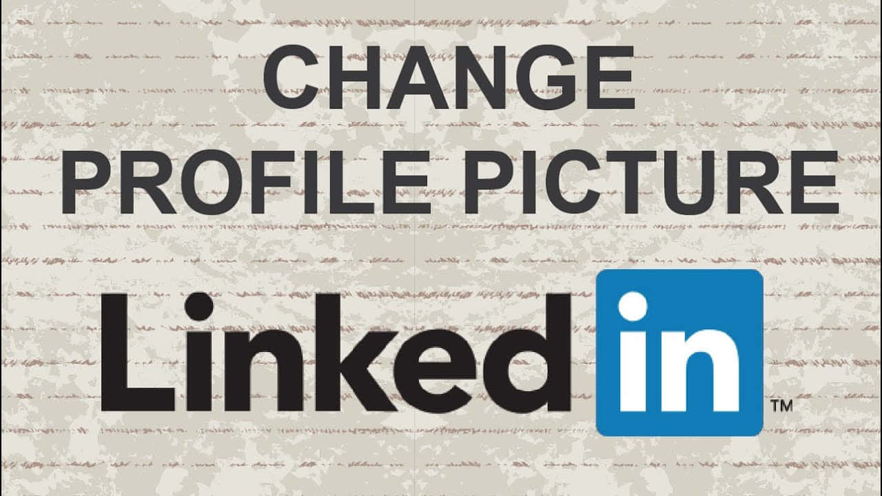 在 LinkedIn 上拓展人脈與建立聯繫 壁紙 — 帶有模糊手寫文字的紋理米色背景，在LinkedIn標誌上方顯示粗體黑色文字「CHANGE PROFILE PICTURE」。
