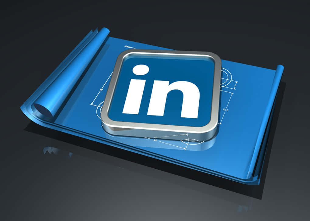 在 LinkedIn 上拓展你的專業人脈 壁紙 — 一個3D渲染的LinkedIn標誌圖示放在一個捲起的藍圖上，藍圖上有技術圖紙，置於深色表面。