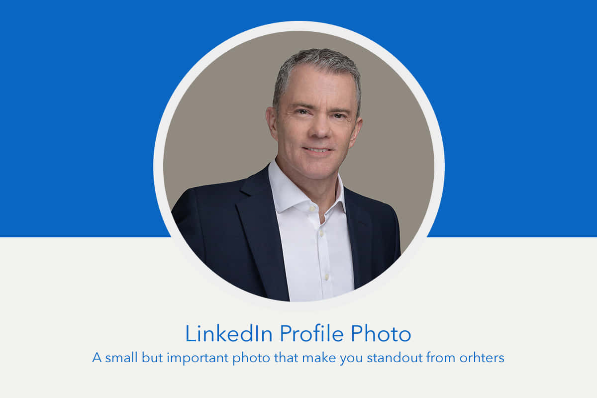 在 LinkedIn 上與全球專業人士建立聯繫 壁紙 — 一位專業男士身穿深色西裝和白色襯衫，在藍色和米色背景的圓形框架內溫暖微笑。