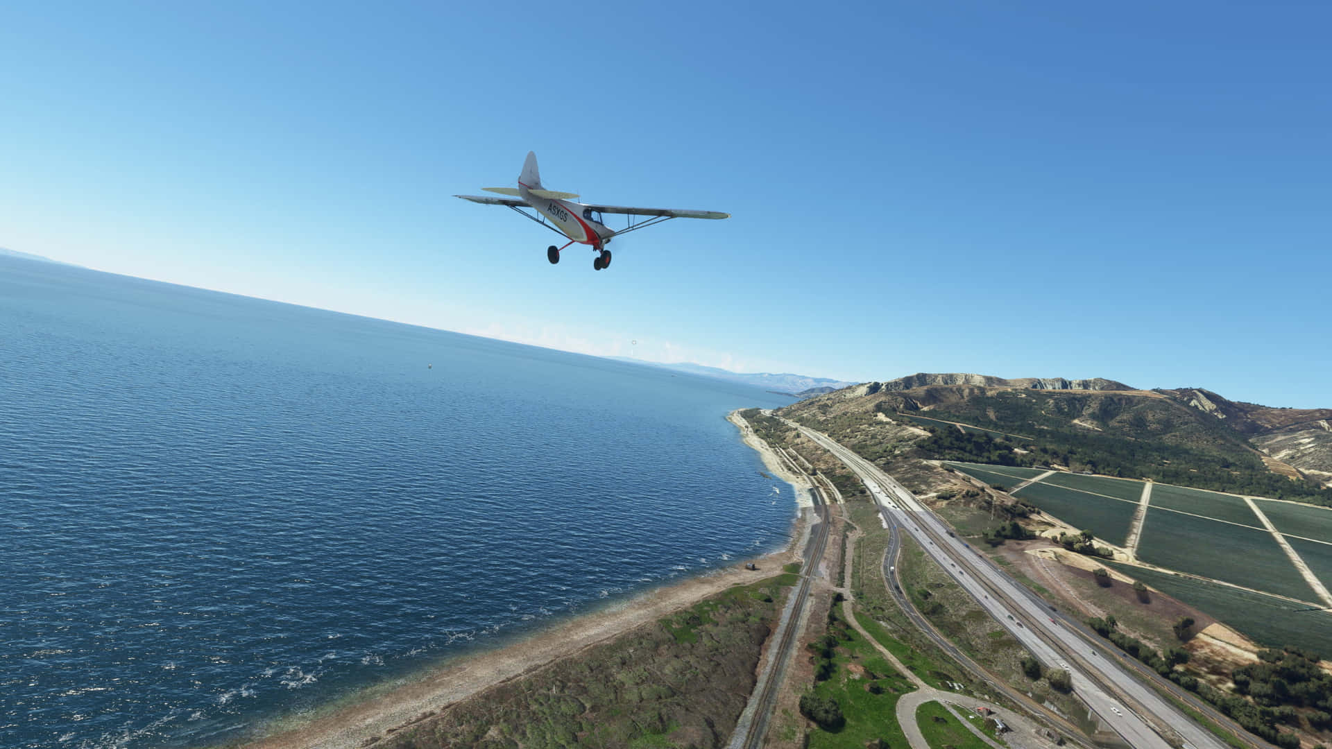 小型飛機低飛過沿海高速公路和海洋
