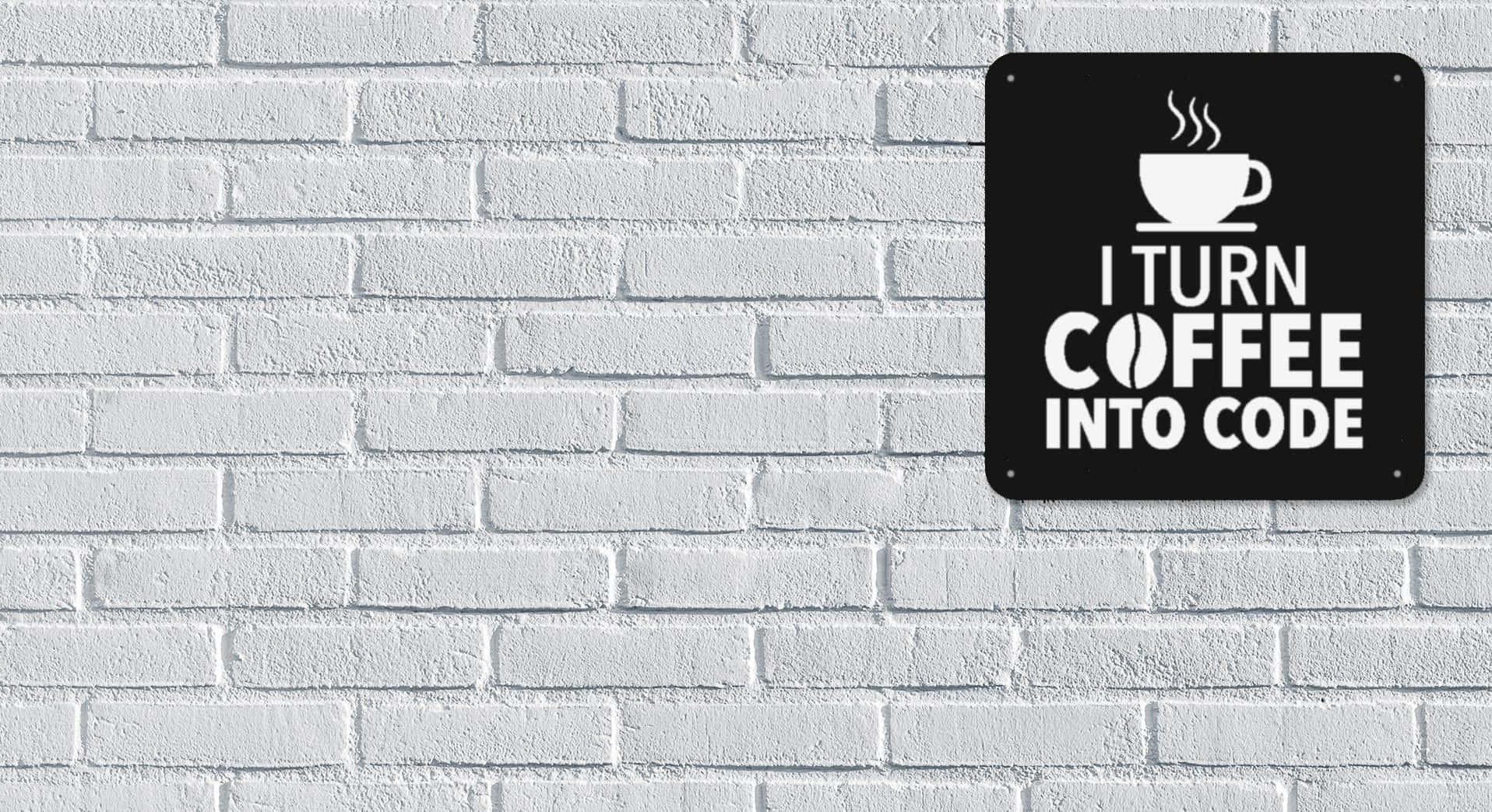 白色磚牆上寫有「I turn coffee into code」的黑色標牌。