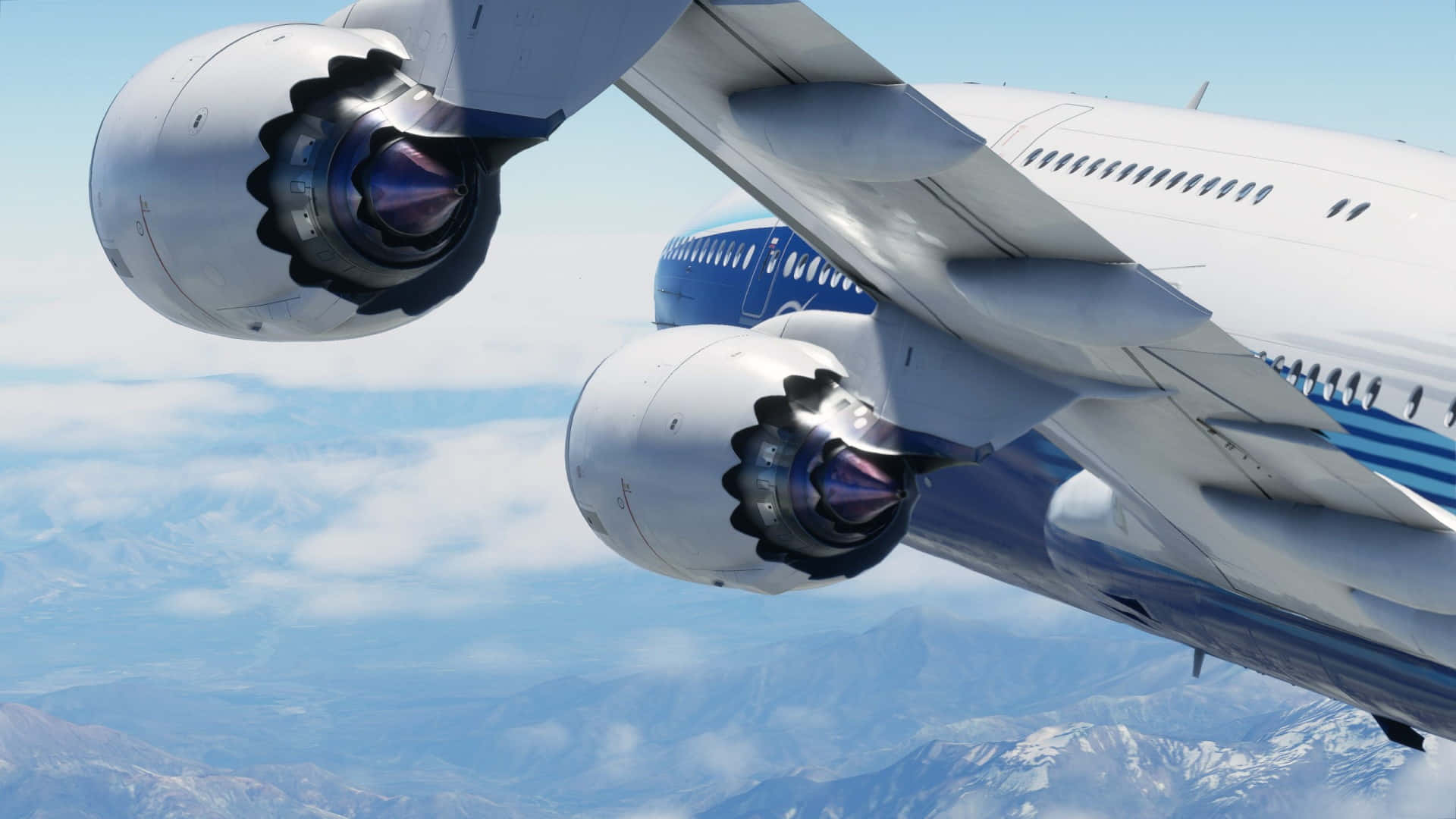 在 Microsoft 的 Flight Simulator 中翱翔天際 壁紙 — 大型客機引擎在晴朗藍天下翱翔於積雪山脈之上的特寫視角。