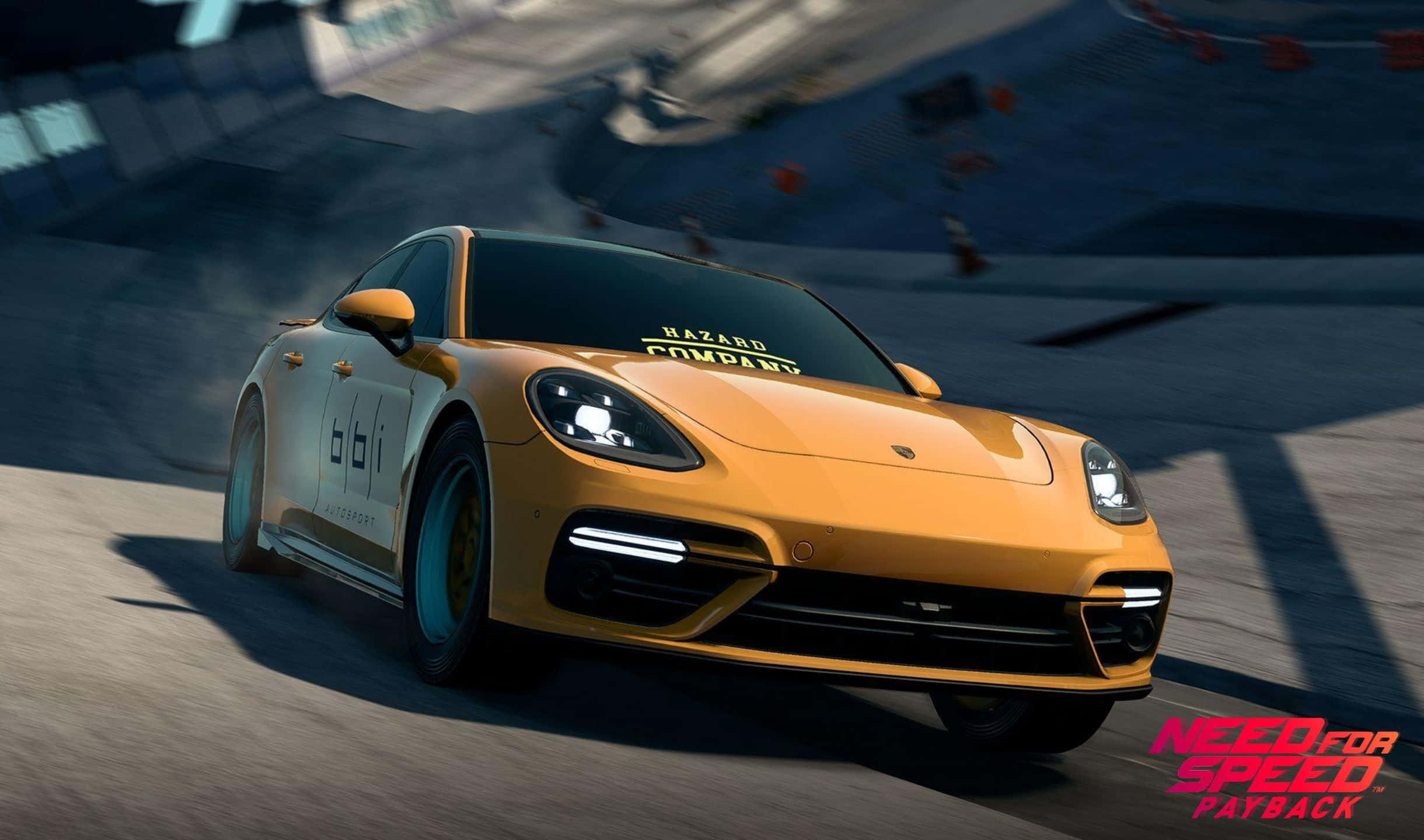 在《Need For Speed Payback》中感受速度的衝擊 壁紙 — 一輛充滿活力的黃色保時捷911在高速賽車遊戲場景中繞著混凝土賽道漂移。