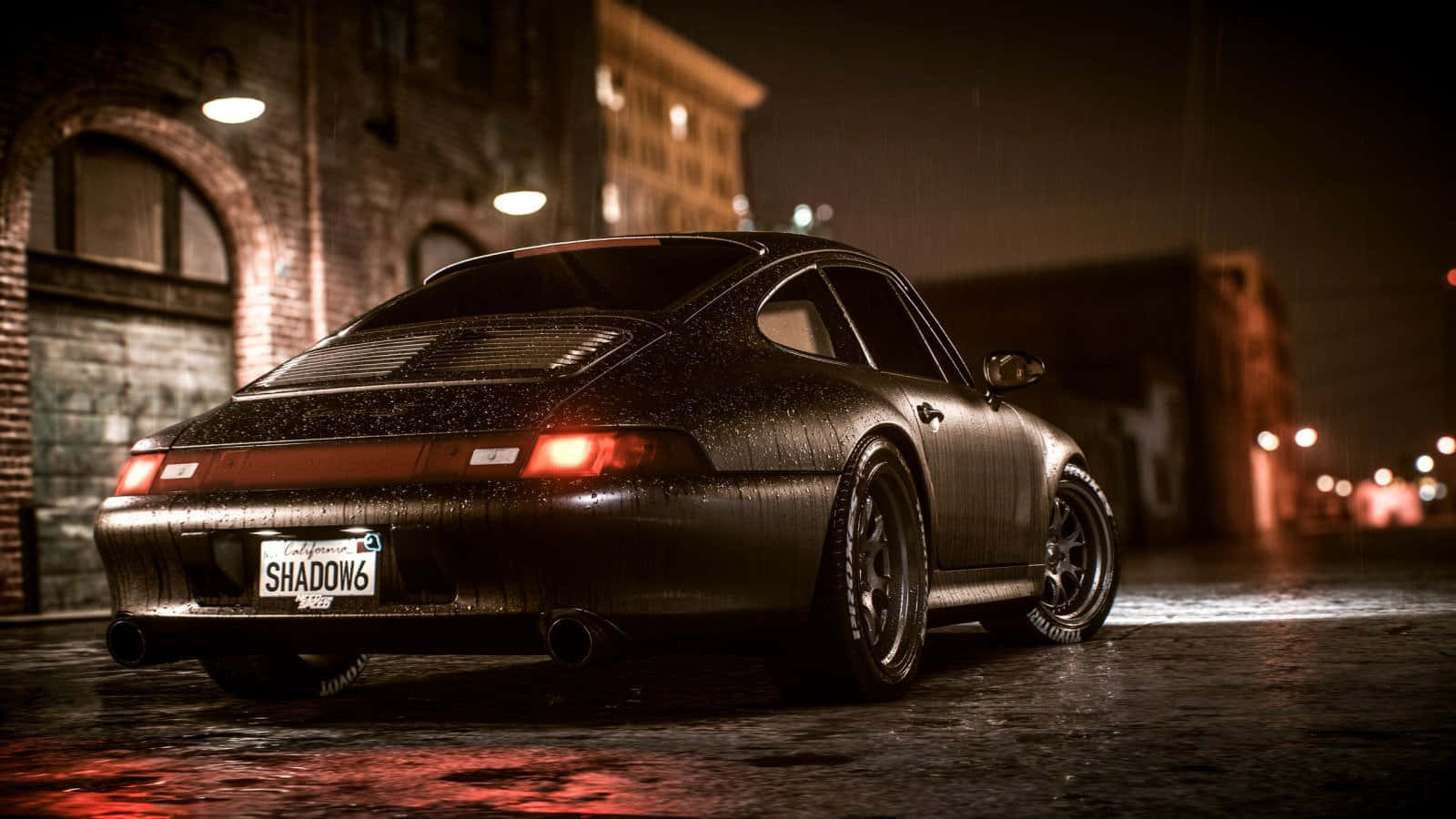 在《Need for Speed Payback》中爭奪最終榮耀 壁紙 — 一輛啞光黑色的保時捷911在潮濕的街燈下閃耀，在雨夜的都市中，其紅色尾燈反射在濕透的路面上。